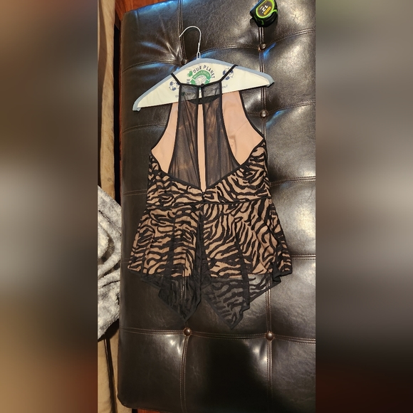 BCBGMaxAzria set pencil skirt and peplum top zebra style - Picture 11 of 16